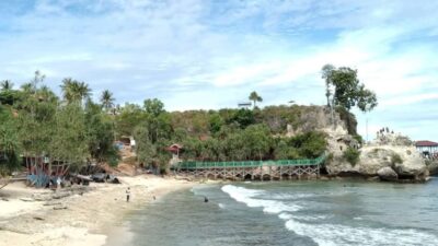Pesona Pantai Dato Majene, Keelokan Pasir Putih dan Tebing Karang
