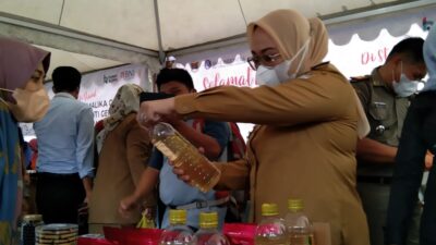 Kurang Setengah Jam, 150 Liter Minyak Goreng Ludes Terjual di Pasar Ramadhan Mamuju