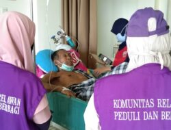 Relawan Kemanusiaan Sulbar Bantu Mangadung yang Sakit Menahun