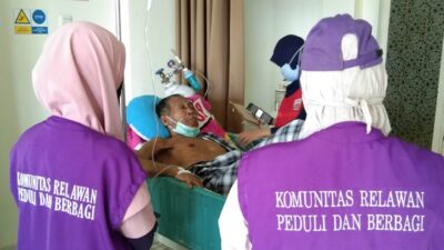 Relawan Kemanusiaan Sulbar Bantu Mangadung yang Sakit Menahun