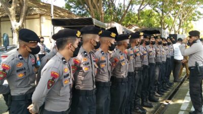 Ratusan Personel Gabungan Kawal Demonstrasi Aliansi Sulbar Bergerak di Gedung DPRD