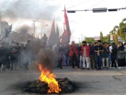 Demonstrasi Kedua, Massa Aksi Blokade Jalan dan Bakar Ban di Perempatan Simbuang