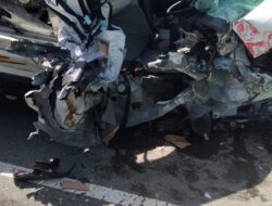 Pikap vs Truk Boks J&T, Sopir Terluka Mobil Rusak Parah