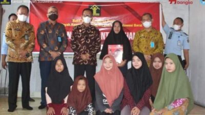 Santuni Anak Yatim, Kanwil Kemenkumham Sulbar Bagi Parcel dan Uang Tunai