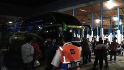 H-4 Lebaran, Pemudik Mamuju-Makassar Membeludak di Terminal Simbuang