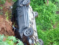 Minibus Terjun ke Jurang Sedalam 4 Meter, Sopir Diduga Mengantuk
