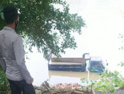 Truk Pengangkut Batu Bata Terjun ke Sungai, Kernet Luka Parah