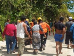 Gegara Jalan Rusak, Seorang Ibu di Mamuju Pilih Ditandu Sejauh 2 Kilometer Daripada Naik Mobil