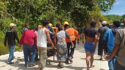 Gegara Jalan Rusak, Seorang Ibu di Mamuju Pilih Ditandu Sejauh 2 Kilometer Daripada Naik Mobil