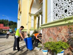 Satlantas Polres Mamasa Rayakan Hari Jadi Bhayangkara Melalui Baksos Bersih-bersih Rumah Ibadah