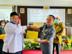 Kepala Ombudsman Sulbar Serahkan Hasil Supervisi Pelayanan Publik Kepada Bupati Mamuju Tengah