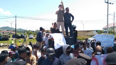 Kasus Korupsi Alih Fungsi KHL, Massa Demo Kejati Sulbar Minta Tersangka Dibebaskan