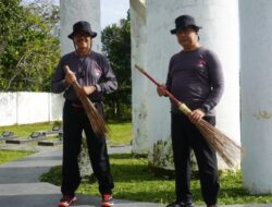 Sambut HDKD ke-77, Kemenkumham Sulbar Bersih-bersih Taman Makam Pahlawan di Mamuju