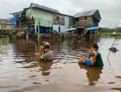 Evakuasi Warga Terjebak Banjir, Bhabinkamtibmas Budong-Budong Terobos Banjir Setinggi Dada