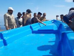 Bupati Pasangkayu Serahkan Bantuan Kapal Canggih ke Nelayan, Bisa Temukan Spot-spot Ikan