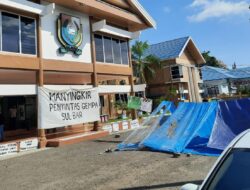 Bantuan Gempa Tak Kunjung Disalurkan, Massa Pasang Tenda di Kantor Bupati Majene