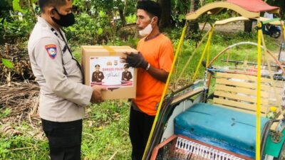 Salurkan Bantuan Sembako, Polisi Sasar Tukang Becak di Majene