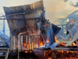 Dua Rumah Warga Depan Kantor Bulog Mamuju Ludes Terbakar