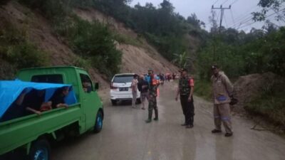 Hendak Dirujuk ke Polewali, Seorang Ibu Hamil di Mamasa Dua Kali Terjebak Longsor di Jalan