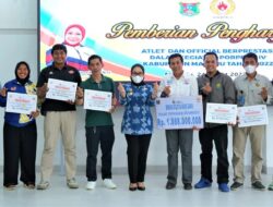 Bupati Mamuju Berikan Bonus ke Altet Berprestasi Senilai Rp 1,8 Miliar
