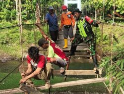 Babinsa Kodim 1402/Polman dan Warga Bergotong-Royong Perbaiki Jembatan Gantung