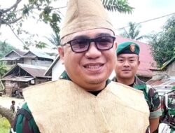 Kunjungi Wilayah Pedalaman, Dandim Pasangkayu Letkol Inf Rachmat Yunus Dihadiahi Baju Kulit Kayu