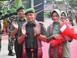Pengalungan Kain Sekomandi-Tari Padduppa Sambut Danrem 142/Tatag Brigjen TNI Deni Rejeki