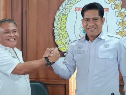 Terima Dokumen Administrasi dari Abdul Wahab, Hamzih Lanjutkan Estafet Sekwan DPRD Sulbar