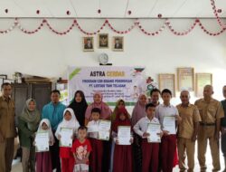 PT LTT Memberikan Beasiswa Prestasi di Desa Minti Makmur