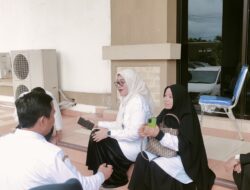Rendah Hati dan Penuh Kesederhanaan, Wabup Pasangkayu Bincang Santai Bersama Staff di Pelataran Tangga Gedung DPRD