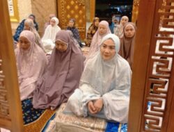 Safari Ramadan di Pasangkayu, Ketua DPRD Sulbar Tunaikan Salat Tarawih di Masjid Cheng Ho