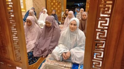 Safari Ramadan di Pasangkayu, Ketua DPRD Sulbar Tunaikan Salat Tarawih di Masjid Cheng Ho