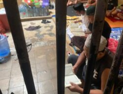 Potret Tahanan Polresta Mamuju Ngaji Bersama di Balik Jeruji Besi Selama Ramadan