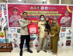 Jelang HUT Bhayangkara, Biddokkes Polda Sulbar Gelar Pemberian Sembako untuk Pasien Operasi Celah Bibir dan Katarak