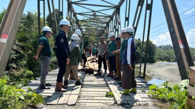 Demi Membantu Melancarkan Perekonomian Masyarakat, PT LTT Perbaiki Jembatan Minti di Rio Pakava