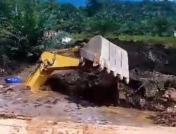Satu Eskavator Tertimbun Akibat Likuifaksi di Desa Salo Adak Kabupaten Mamuju Tengah