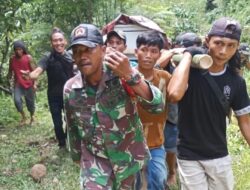 Akses Jalan Tidak Memadai, Babinsa Kodim 1418/Mamuju Bersama Warga Pikul Jenazah Sejauh 27 Kilometer