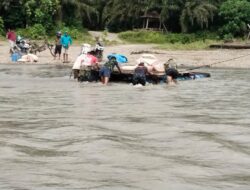 Meski Menghadapi Arus Sungai, Satgas TMMD Kodim 1427 Pasangkayu Tetap Semangat Menyebrangkan Material