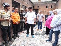 7 Rumah di Perumahan BTN Maspul Mamuju Terbakar, Pj Gubernur Bahtiar Salurkan Bantuan
