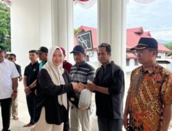 Bersama Pj Gubernur, Ketua DPRD Sulbar Serahkan Bantuan Bibit Ikan Nila ke Kades di Mateng