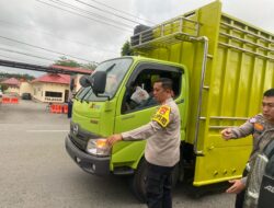 Kapolres Pasangkayu Turun Langsung Berbagi Takjil Kepada Pengendara di Jalan Trans Sulawesi