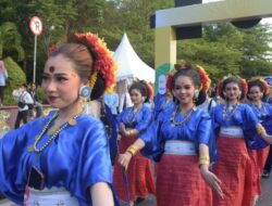 Festival 6 Negara di Samarinda: Tim Kesenian Sulbar Memukau dengan Baju Badu Dipadukan Sarung Tradisional Lipa Sa’be