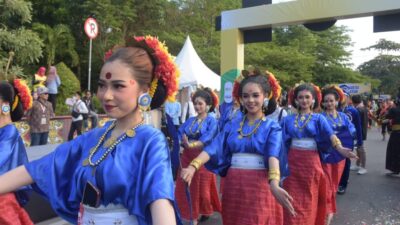 Festival 6 Negara di Samarinda: Tim Kesenian Sulbar Memukau dengan Baju Badu Dipadukan Sarung Tradisional Lipa Sa’be