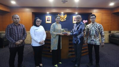 Dukung Sandeq Silumba 2025, Wamenpar Ni Luh Puspa Akui Terkesan dengan Keindahan Pulau Karampuang di Mamuju