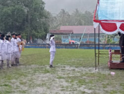 Meski Diguyur Hujan, Upacara Penurunan Bendera di Desa Salubarana Kecamatan Sampaga Mamuju Berjalan Khidmat