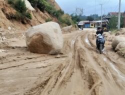 Batu Besar Tutup Ruas Jalan Poros Mamuju-Mamasa, Sudah 2 Hari Tak Diurus