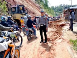Jalan Poros Mamasa – Polewali Sempat Lumpuh Total, Material Longsor Tutup Badan Jalan di Kilo 5