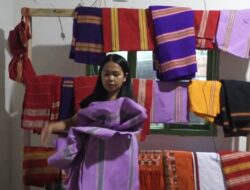 Kisah Novrianti, Menjaga Warisan Leluhur Lewat Tenun Sambu’ Mamasa