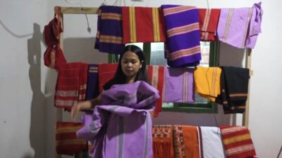 Kisah Novrianti, Menjaga Warisan Leluhur Lewat Tenun Sambu’ Mamasa