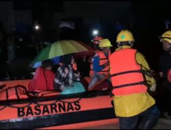 Lansia dan Balita Serta Ibu-ibu Terjebak Banjir di Mamuju, Basarnas Lalukan Evakuasi Tengah Malam